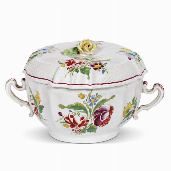 TAZZA DA BRODO CON COPERCHIO, DOCCIA, MANIFATTURA GINORI, 1780-1790 CIRCA  - Asta  TAZZINE DA COLLEZIONE - Associazione Nazionale - Case d'Asta italiane