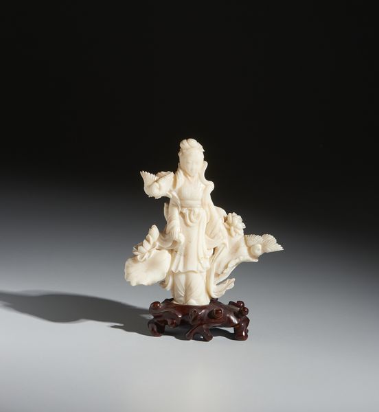 Arte Cinese : Statuina bianca dama con uccelli, Cina, XX secolo  - Asta Asta 437 | ARTE ORIENTALE - ARTE ORIENTALE DA COLLEZIONI PRIVATE ITALIANE Online - Associazione Nazionale - Case d'Asta italiane