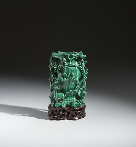 Arte Cinese : Vaso in malachite finemente intagliato a motivi di fiori e fogliame.Cina, XX secolo.  - Asta Asta 437 | ARTE ORIENTALE - ARTE ORIENTALE DA COLLEZIONI PRIVATE ITALIANE Online - Associazione Nazionale - Case d'Asta italiane