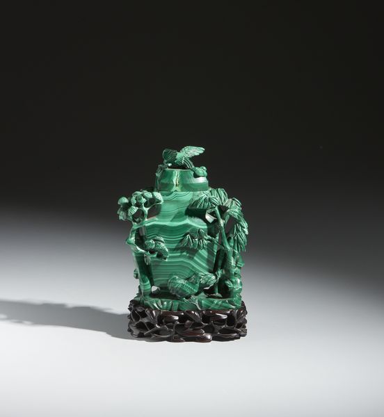 Arte Cinese : Vaso con coperchio in malachite finemente intagliato con un paesaggio alberato di pini e bamb tra cui giocano bambini.Cina, XX secolo.  - Asta Asta 437 | ARTE ORIENTALE - ARTE ORIENTALE DA COLLEZIONI PRIVATE ITALIANE Online - Associazione Nazionale - Case d'Asta italiane