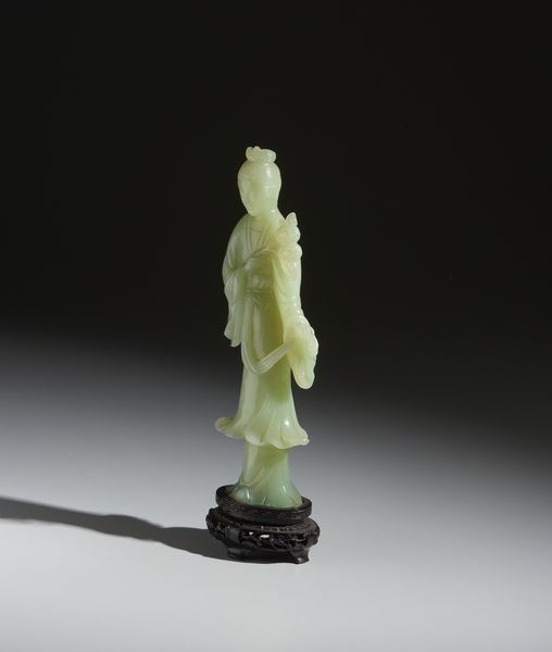 Arte Cinese : Intaglio in serpentino raffigurante dama elegantemente vestita con fiori.Cina, XX secolo.  - Asta Asta 437 | ARTE ORIENTALE - ARTE ORIENTALE DA COLLEZIONI PRIVATE ITALIANE Online - Associazione Nazionale - Case d'Asta italiane