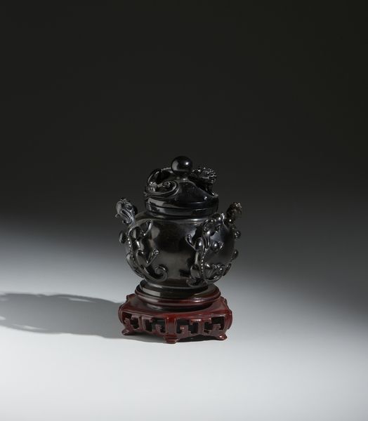 Arte Cinese : Vaso ad urna con coperchio in pietra nera decorato a bassorilievo con animali mitologici qilong.Cina, XX secolo.  - Asta Asta 437 | ARTE ORIENTALE - ARTE ORIENTALE DA COLLEZIONI PRIVATE ITALIANE Online - Associazione Nazionale - Case d'Asta italiane