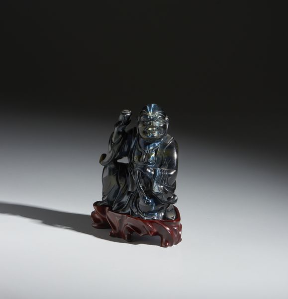 Arte Cinese : Intaglio in occhio di tigre raffigurante Buddha seduto. Cina, XX secolo.  - Asta Asta 437 | ARTE ORIENTALE - ARTE ORIENTALE DA COLLEZIONI PRIVATE ITALIANE Online - Associazione Nazionale - Case d'Asta italiane