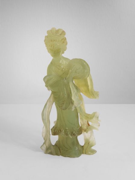 Arte Cinese : Figura femminile in serpentino verde. Cina, XX secolo.  - Asta Asta 437 | ARTE ORIENTALE - ARTE ORIENTALE DA COLLEZIONI PRIVATE ITALIANE Online - Associazione Nazionale - Case d'Asta italiane