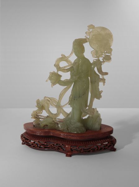 Arte Cinese : Statuetta di giovane fanciulla in serpentino verde.Cina, XX secolo.  - Asta Asta 437 | ARTE ORIENTALE - ARTE ORIENTALE DA COLLEZIONI PRIVATE ITALIANE Online - Associazione Nazionale - Case d'Asta italiane