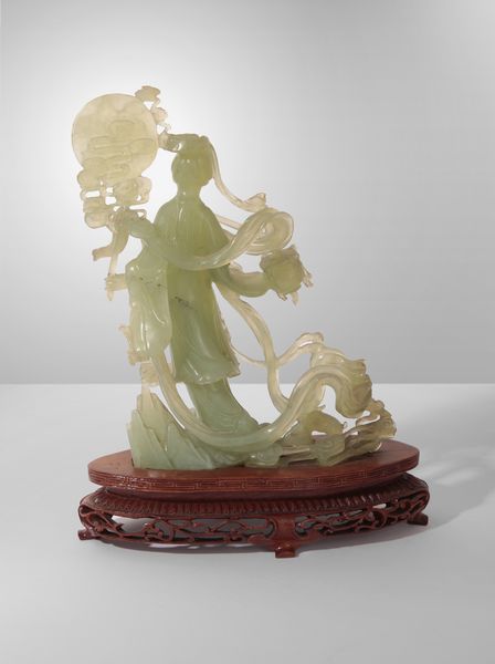 Arte Cinese : Statuetta di giovane fanciulla in serpentino verde.Cina, XX secolo.  - Asta Asta 437 | ARTE ORIENTALE - ARTE ORIENTALE DA COLLEZIONI PRIVATE ITALIANE Online - Associazione Nazionale - Case d'Asta italiane