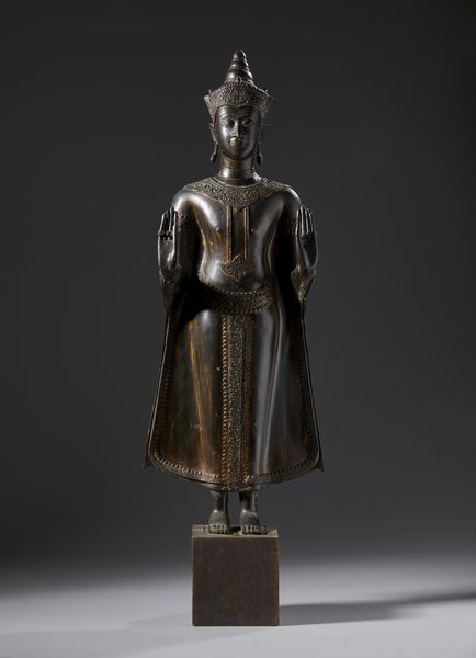 Arte Sud-Est Asiatico : Bella statua raffigurante il Buddha in posizione eretta. Probabile periodo Ratanakosin (1880-1920)  - Asta Asta 437 | ARTE ORIENTALE - ARTE ORIENTALE DA COLLEZIONI PRIVATE ITALIANE Online - Associazione Nazionale - Case d'Asta italiane