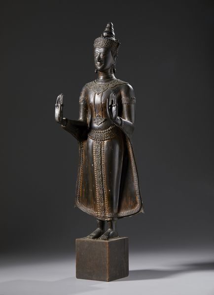 Arte Sud-Est Asiatico : Bella statua raffigurante il Buddha in posizione eretta. Probabile periodo Ratanakosin (1880-1920)  - Asta Asta 437 | ARTE ORIENTALE - ARTE ORIENTALE DA COLLEZIONI PRIVATE ITALIANE Online - Associazione Nazionale - Case d'Asta italiane