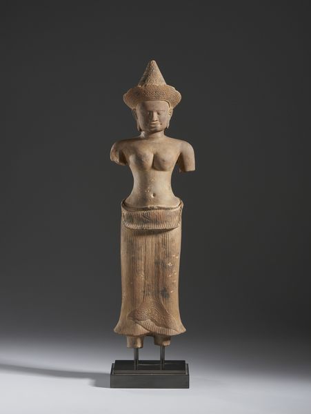 Arte Sud-Est Asiatico : Figura in arenaria raffigurante Uma. Khmer stile Angkor Wat, probabile XII secolo.  - Asta Asta 437 | ARTE ORIENTALE - ARTE ORIENTALE DA COLLEZIONI PRIVATE ITALIANE Online - Associazione Nazionale - Case d'Asta italiane