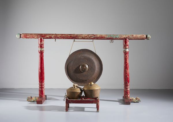 Arte Sud-Est Asiatico : Grande gong con struttura in legno laccato in rosso.Fine XIX secolo.  - Asta Asta 437 | ARTE ORIENTALE - ARTE ORIENTALE DA COLLEZIONI PRIVATE ITALIANE Online - Associazione Nazionale - Case d'Asta italiane