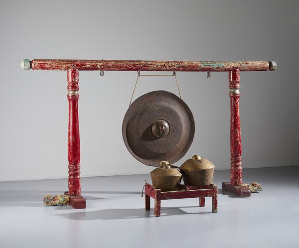 Arte Sud-Est Asiatico : Grande gong con struttura in legno laccato in rosso.Fine XIX secolo.  - Asta Asta 437 | ARTE ORIENTALE - ARTE ORIENTALE DA COLLEZIONI PRIVATE ITALIANE Online - Associazione Nazionale - Case d'Asta italiane