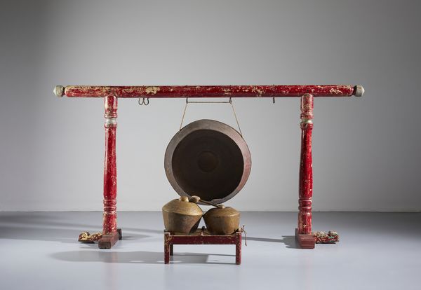 Arte Sud-Est Asiatico : Grande gong con struttura in legno laccato in rosso.Fine XIX secolo.  - Asta Asta 437 | ARTE ORIENTALE - ARTE ORIENTALE DA COLLEZIONI PRIVATE ITALIANE Online - Associazione Nazionale - Case d'Asta italiane