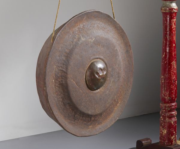 Arte Sud-Est Asiatico : Grande gong con struttura in legno laccato in rosso.Fine XIX secolo.  - Asta Asta 437 | ARTE ORIENTALE - ARTE ORIENTALE DA COLLEZIONI PRIVATE ITALIANE Online - Associazione Nazionale - Case d'Asta italiane