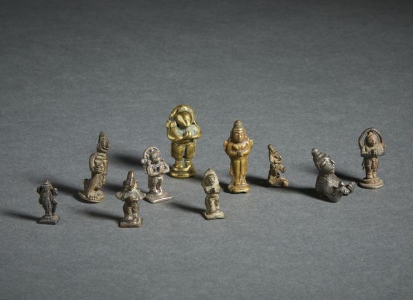 Arte Indiana : Gruppo di 10 miniature devozionali in bronzo India, XIX secolo  - Asta Asta 437 | ARTE ORIENTALE - ARTE ORIENTALE DA COLLEZIONI PRIVATE ITALIANE Online - Associazione Nazionale - Case d'Asta italiane