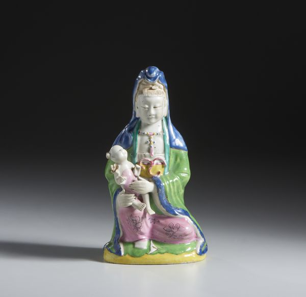 Arte Cinese : Guanyin in porcellana fencai.Cina, Dinastia Qing, XVIII sec.  - Asta Asta 437 | ARTE ORIENTALE - ARTE ORIENTALE DA COLLEZIONI PRIVATE ITALIANE Online - Associazione Nazionale - Case d'Asta italiane