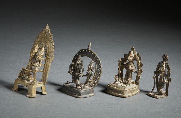 Arte Indiana : Gruppo di 4 altari in bronzo raffigurati divinitIndia  popolare, XIX secolo  - Asta Asta 437 | ARTE ORIENTALE - ARTE ORIENTALE DA COLLEZIONI PRIVATE ITALIANE Online - Associazione Nazionale - Case d'Asta italiane