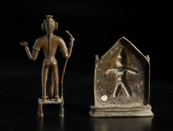 Arte Indiana : Una placca Virabhadra e figura stante in bronzo.India popolare, XIX scolo  - Asta Asta 437 | ARTE ORIENTALE - ARTE ORIENTALE DA COLLEZIONI PRIVATE ITALIANE Online - Associazione Nazionale - Case d'Asta italiane