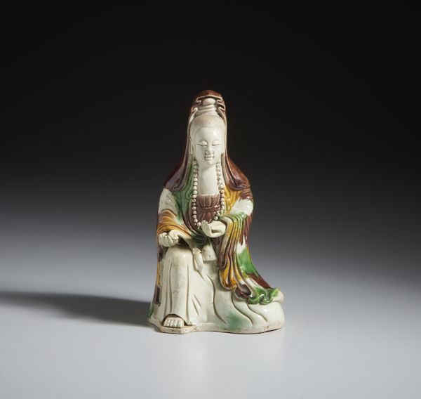 Arte Cinese : Guanyin in porcellana sancai.Cina, Dinastia Qing, periodo Kangxi.  - Asta Asta 437 | ARTE ORIENTALE - ARTE ORIENTALE DA COLLEZIONI PRIVATE ITALIANE Online - Associazione Nazionale - Case d'Asta italiane