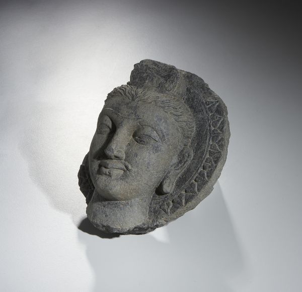 Arte Indiana : Testa di Buddha in scisto.stile Gandhara.  - Asta Asta 437 | ARTE ORIENTALE - ARTE ORIENTALE DA COLLEZIONI PRIVATE ITALIANE Online - Associazione Nazionale - Case d'Asta italiane