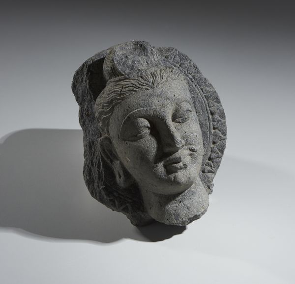 Arte Indiana : Testa di Buddha in scisto.stile Gandhara.  - Asta Asta 437 | ARTE ORIENTALE - ARTE ORIENTALE DA COLLEZIONI PRIVATE ITALIANE Online - Associazione Nazionale - Case d'Asta italiane