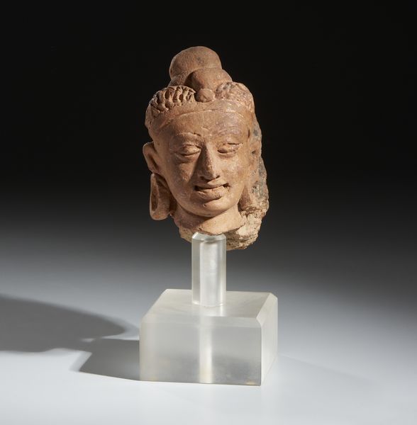 Arte Indiana : Testa di divinit in terracotta. India, stile Gupta.  - Asta Asta 437 | ARTE ORIENTALE - ARTE ORIENTALE DA COLLEZIONI PRIVATE ITALIANE Online - Associazione Nazionale - Case d'Asta italiane