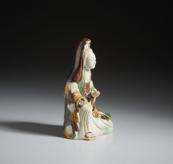 Arte Cinese : Guanyin in porcellana sancai.Cina, Dinastia Qing, periodo Kangxi.  - Asta Asta 437 | ARTE ORIENTALE - ARTE ORIENTALE DA COLLEZIONI PRIVATE ITALIANE Online - Associazione Nazionale - Case d'Asta italiane