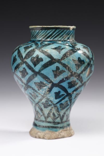 Arte Islamica : Piccolo vaso turchese con decorazione nera sottocoperta Mesopotamia, Raqqa, XII-XIII secolo  - Asta Asta 437 | ARTE ORIENTALE - ARTE ORIENTALE DA COLLEZIONI PRIVATE ITALIANE Online - Associazione Nazionale - Case d'Asta italiane