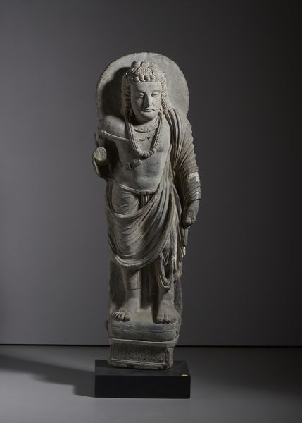 Arte Indiana : Grande figura di Bodhisattva in scisto grigio. Gandhara, IV sec. d.C. circa.  - Asta Asta 437 | ARTE ORIENTALE - ARTE ORIENTALE DA COLLEZIONI PRIVATE ITALIANE Online - Associazione Nazionale - Case d'Asta italiane