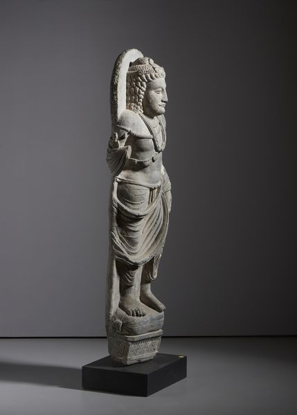 Arte Indiana : Grande figura di Bodhisattva in scisto grigio. Gandhara, IV sec. d.C. circa.  - Asta Asta 437 | ARTE ORIENTALE - ARTE ORIENTALE DA COLLEZIONI PRIVATE ITALIANE Online - Associazione Nazionale - Case d'Asta italiane