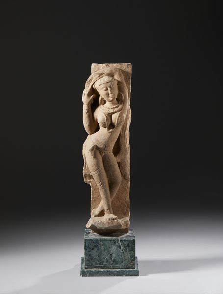 Arte Indiana : Scultura in arenaria rosa raffigurante Apsara. Probabilmente Periodo Candela.  - Asta Asta 437 | ARTE ORIENTALE - ARTE ORIENTALE DA COLLEZIONI PRIVATE ITALIANE Online - Associazione Nazionale - Case d'Asta italiane