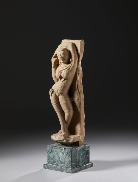 Arte Indiana : Scultura in arenaria rosa raffigurante Apsara. Probabilmente Periodo Candela.  - Asta Asta 437 | ARTE ORIENTALE - ARTE ORIENTALE DA COLLEZIONI PRIVATE ITALIANE Online - Associazione Nazionale - Case d'Asta italiane