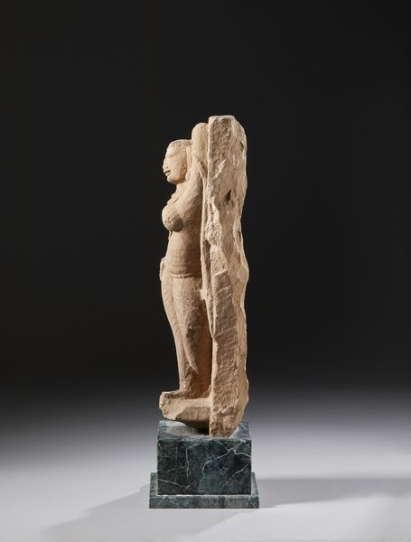 Arte Indiana : Scultura in arenaria rosa raffigurante Apsara. Probabilmente Periodo Candela.  - Asta Asta 437 | ARTE ORIENTALE - ARTE ORIENTALE DA COLLEZIONI PRIVATE ITALIANE Online - Associazione Nazionale - Case d'Asta italiane