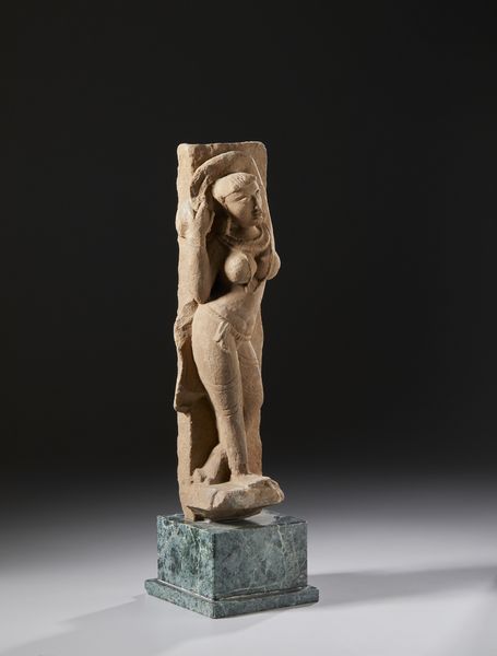 Arte Indiana : Scultura in arenaria rosa raffigurante Apsara. Probabilmente Periodo Candela.  - Asta Asta 437 | ARTE ORIENTALE - ARTE ORIENTALE DA COLLEZIONI PRIVATE ITALIANE Online - Associazione Nazionale - Case d'Asta italiane