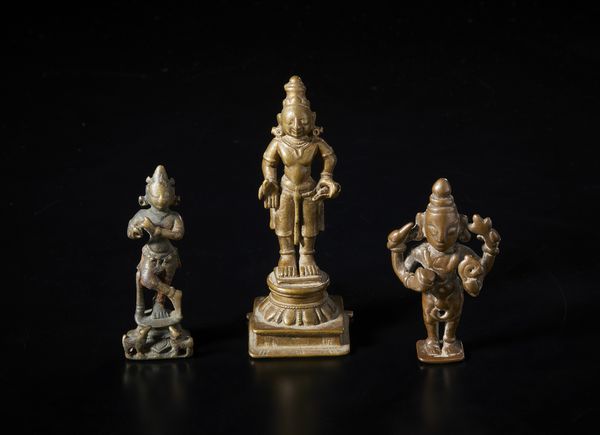 Arte Indiana : Tre figure devozionali in bronzo raffiguranti deit della mitologia Ind.Sud India, XIX sec.  - Asta Asta 437 | ARTE ORIENTALE - ARTE ORIENTALE DA COLLEZIONI PRIVATE ITALIANE Online - Associazione Nazionale - Case d'Asta italiane