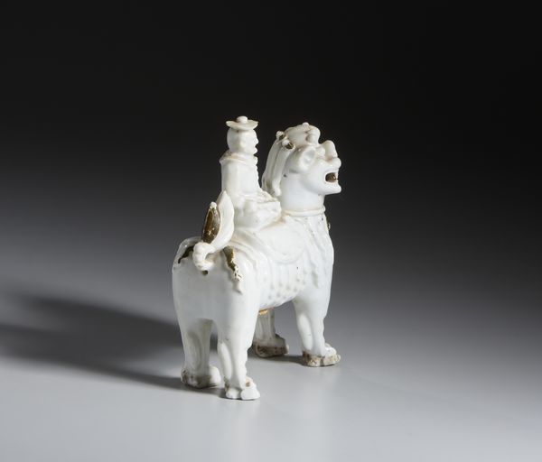 Arte Cinese : Scultura in porcellana dehua raffigurante un uomo a cavallo di un leone buddhista.Cina, Dinastia Qing, Periodo Kangxi.  - Asta Asta 437 | ARTE ORIENTALE - ARTE ORIENTALE DA COLLEZIONI PRIVATE ITALIANE Online - Associazione Nazionale - Case d'Asta italiane