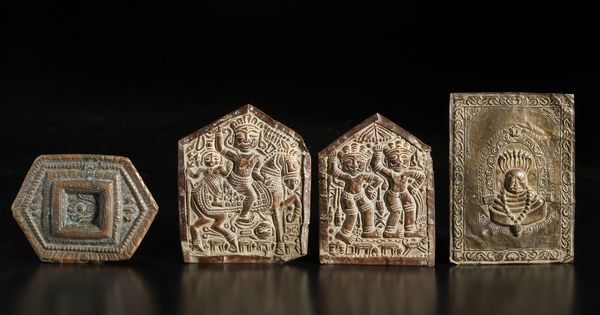 Arte Indiana : Gruppo di quattro placche votive in rame sbalzato India Meridionale, XVIII-XIX secolo  - Asta Asta 437 | ARTE ORIENTALE - ARTE ORIENTALE DA COLLEZIONI PRIVATE ITALIANE Online - Associazione Nazionale - Case d'Asta italiane