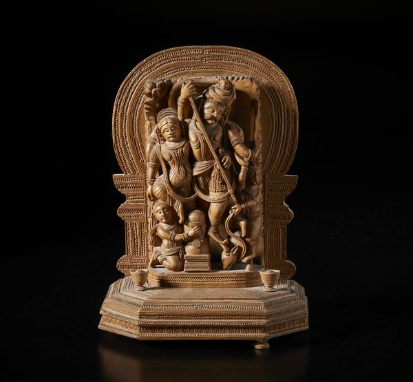 Arte Indiana : Scultura in legno di sandalo. India meridionale, XIX sec.  - Asta Asta 437 | ARTE ORIENTALE - ARTE ORIENTALE DA COLLEZIONI PRIVATE ITALIANE Online - Associazione Nazionale - Case d'Asta italiane