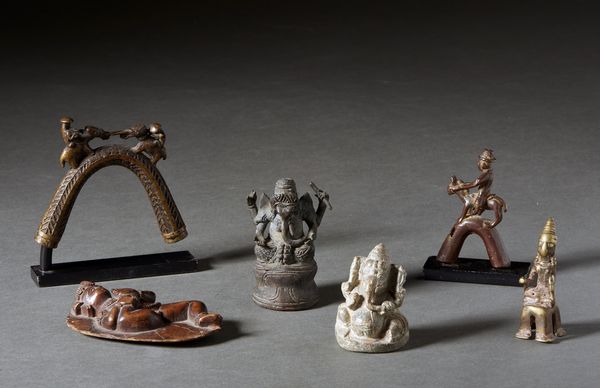 Arte Indiana : Gruppo di sei sculture in bronzo, pietra e legno India, XIX-XX secolo  - Asta Asta 437 | ARTE ORIENTALE - ARTE ORIENTALE DA COLLEZIONI PRIVATE ITALIANE Online - Associazione Nazionale - Case d'Asta italiane