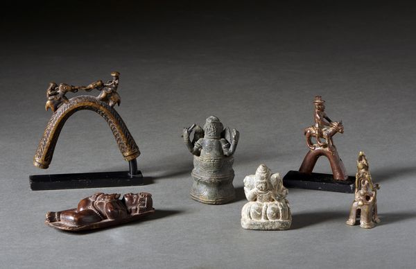 Arte Indiana : Gruppo di sei sculture in bronzo, pietra e legno India, XIX-XX secolo  - Asta Asta 437 | ARTE ORIENTALE - ARTE ORIENTALE DA COLLEZIONI PRIVATE ITALIANE Online - Associazione Nazionale - Case d'Asta italiane