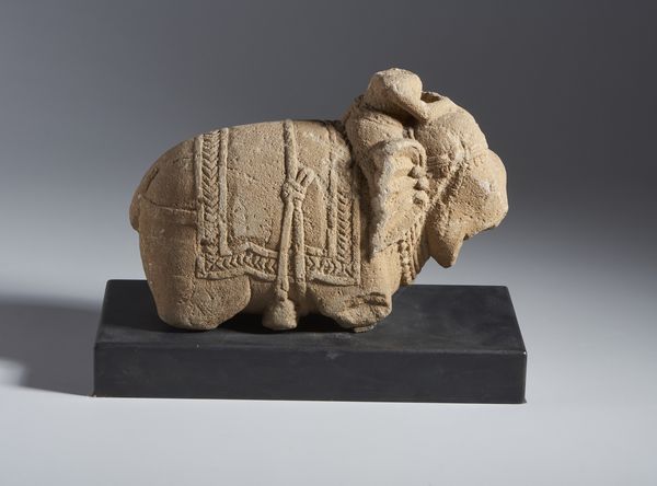 Arte Indiana : Frammento di elefante in arenaria. India, forse XVI-XVII secolo.  - Asta Asta 437 | ARTE ORIENTALE - ARTE ORIENTALE DA COLLEZIONI PRIVATE ITALIANE Online - Associazione Nazionale - Case d'Asta italiane