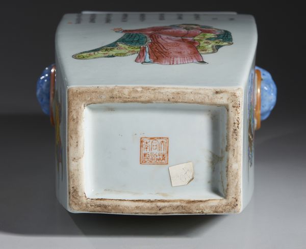 Arte Cinese : Vaso in porcellana dalla forma fanghu. Cina, XX sec.  - Asta Asta 437 | ARTE ORIENTALE - ARTE ORIENTALE DA COLLEZIONI PRIVATE ITALIANE Online - Associazione Nazionale - Case d'Asta italiane