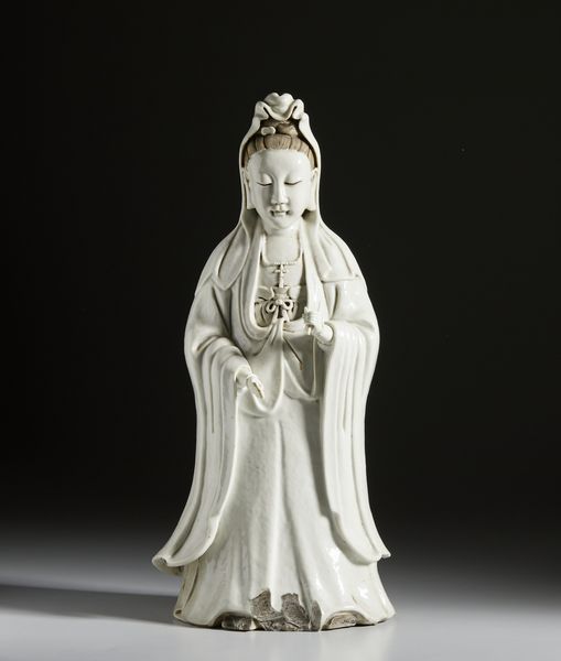 Arte Cinese : Statua di Guanyin in porcellana porcellana bianca dehua.  Cina, Dinastia Qing, XVIII sec.  - Asta Asta 437 | ARTE ORIENTALE - ARTE ORIENTALE DA COLLEZIONI PRIVATE ITALIANE Online - Associazione Nazionale - Case d'Asta italiane