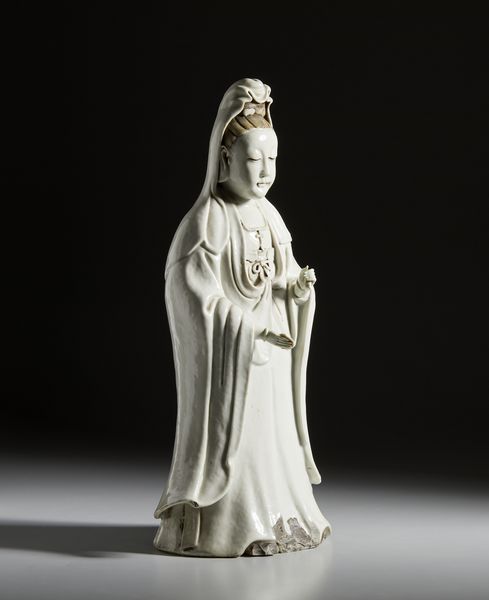 Arte Cinese : Statua di Guanyin in porcellana porcellana bianca dehua.  Cina, Dinastia Qing, XVIII sec.  - Asta Asta 437 | ARTE ORIENTALE - ARTE ORIENTALE DA COLLEZIONI PRIVATE ITALIANE Online - Associazione Nazionale - Case d'Asta italiane