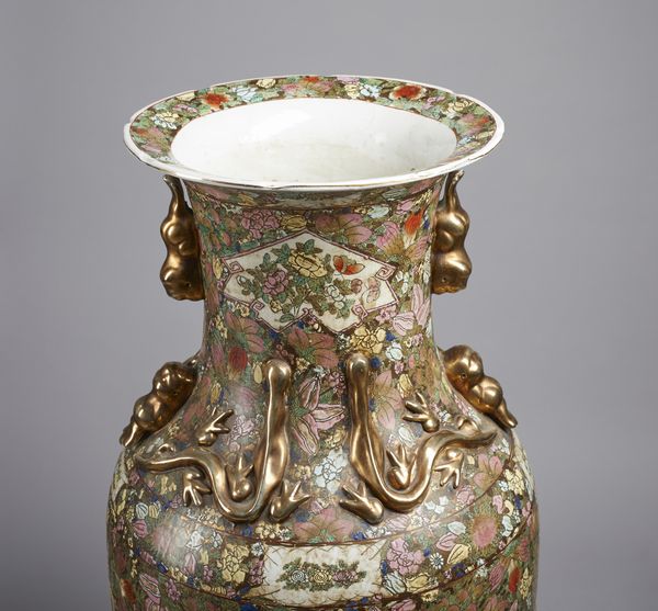 Arte Cinese : Vaso monumentale in porcellana Cina, XX secolo  - Asta Asta 437 | ARTE ORIENTALE - ARTE ORIENTALE DA COLLEZIONI PRIVATE ITALIANE Online - Associazione Nazionale - Case d'Asta italiane