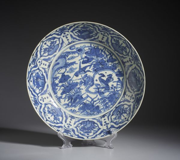 Arte Cinese : Grande Piatto bianco/blu Swatow in porcellana. Cina, Dinastia Ming, XVII sec.  - Asta Asta 437 | ARTE ORIENTALE - ARTE ORIENTALE DA COLLEZIONI PRIVATE ITALIANE Online - Associazione Nazionale - Case d'Asta italiane