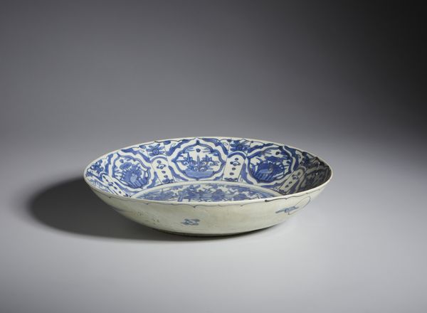 Arte Cinese : Grande Piatto bianco/blu Swatow in porcellana. Cina, Dinastia Ming, XVII sec.  - Asta Asta 437 | ARTE ORIENTALE - ARTE ORIENTALE DA COLLEZIONI PRIVATE ITALIANE Online - Associazione Nazionale - Case d'Asta italiane