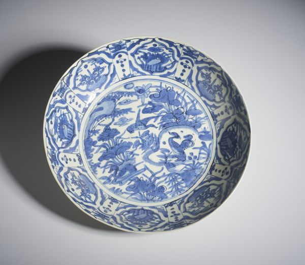 Arte Cinese : Grande Piatto bianco/blu Swatow in porcellana. Cina, Dinastia Ming, XVII sec.  - Asta Asta 437 | ARTE ORIENTALE - ARTE ORIENTALE DA COLLEZIONI PRIVATE ITALIANE Online - Associazione Nazionale - Case d'Asta italiane