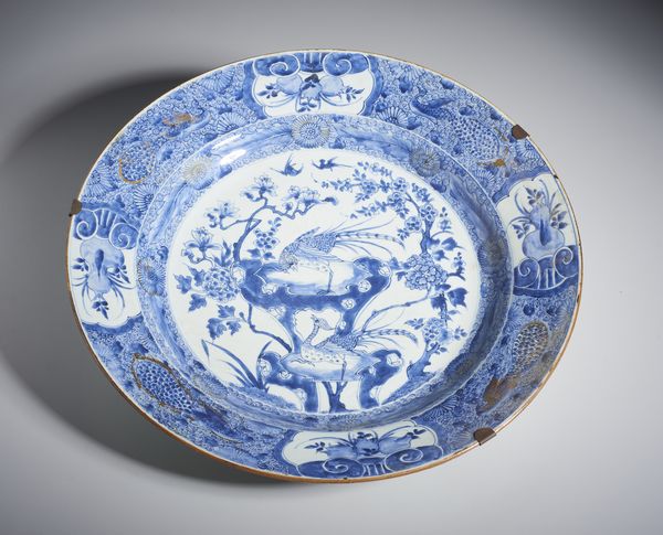 Arte Cinese : Grande piatto in porcellana bianco e blu. Cina, Dinastia Qing, Periodo Kangxi.  - Asta Asta 437 | ARTE ORIENTALE - ARTE ORIENTALE DA COLLEZIONI PRIVATE ITALIANE Online - Associazione Nazionale - Case d'Asta italiane