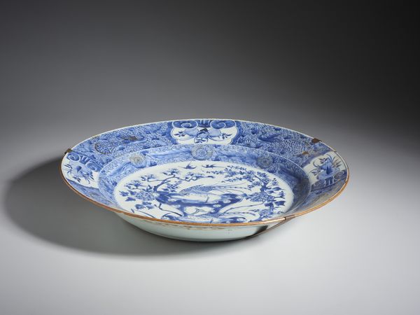 Arte Cinese : Grande piatto in porcellana bianco e blu. Cina, Dinastia Qing, Periodo Kangxi.  - Asta Asta 437 | ARTE ORIENTALE - ARTE ORIENTALE DA COLLEZIONI PRIVATE ITALIANE Online - Associazione Nazionale - Case d'Asta italiane