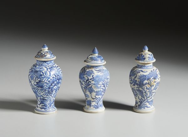 Arte Cinese : Gruppo di tre potiche in porcellana a decoro bianco blu. Cina, Dinastia Qing, Kangxi.  - Asta Asta 437 | ARTE ORIENTALE - ARTE ORIENTALE DA COLLEZIONI PRIVATE ITALIANE Online - Associazione Nazionale - Case d'Asta italiane